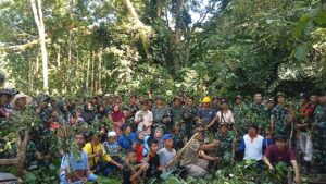 Sejumlah aparat TNI, pemerintah kecamatan, dan masyarakat memegang bibit pohon saat kegiatan Gerakan Penanaman 1.000 Beringin di Hutan Gunung Kadindi, Kecamatan Pekat, Kabupaten Dompu.