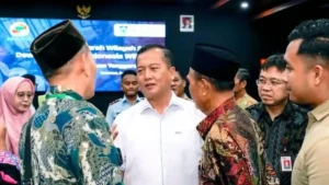 MUSWIL KOPERASI - Gubernur NTB, Lalu Muhamad Iqbal (baju putih) dalam acara Musyawarah Wilayah Dewan Koperasi Indonesia Wilayah (Dekopinwil) Provinsi NTB di Aula Kantor Pusat Bank NTB Syariah, Selasa (9/12/2025). Ia menekankan tiga fokus, konsolidasi Kopdes Merah Putih, penataan WPR berbasis koperasi, dan pengembangan model koperasi inovatif.