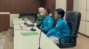 kanan: ketua HMPS,tengah: mantan ketua HMPS,
kiri: mantan Sekretaris HMPS 