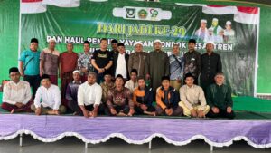 foto bersama gubernur dengan masyarakat ponpes nurul huda sembalun