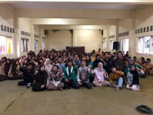 foto bersama anggota HIMMAH NW dengan para santri Pesantren Islahul Ummah Lendang Kekah
