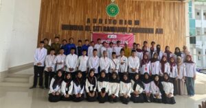 foto bersama jajaran pengurus, senior KSR PMI, serta sejumlah organisasi kemahasiswaan