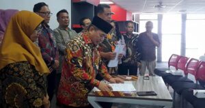 Ketua Umum Ikatan Doktor Ilmu Manajemen Dr. Jazuli Juwaini (tengah) bersama Direktur Politeknik Tempo Shalfi Andri (ketiga kanan) menandatangani Nota Kesepahaman antara kedua institusi di Perpustakaan Politeknik Tempo, Jakarta, 19 November 2025. Dok. Politeknik Tempo/Dian Ayu