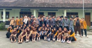 foto bersama crew nahwa media dengan para santri dan pelajar Pondok Pesantren AL-Madani Indonesia NW Batu Tangkok, Lombok Timur.